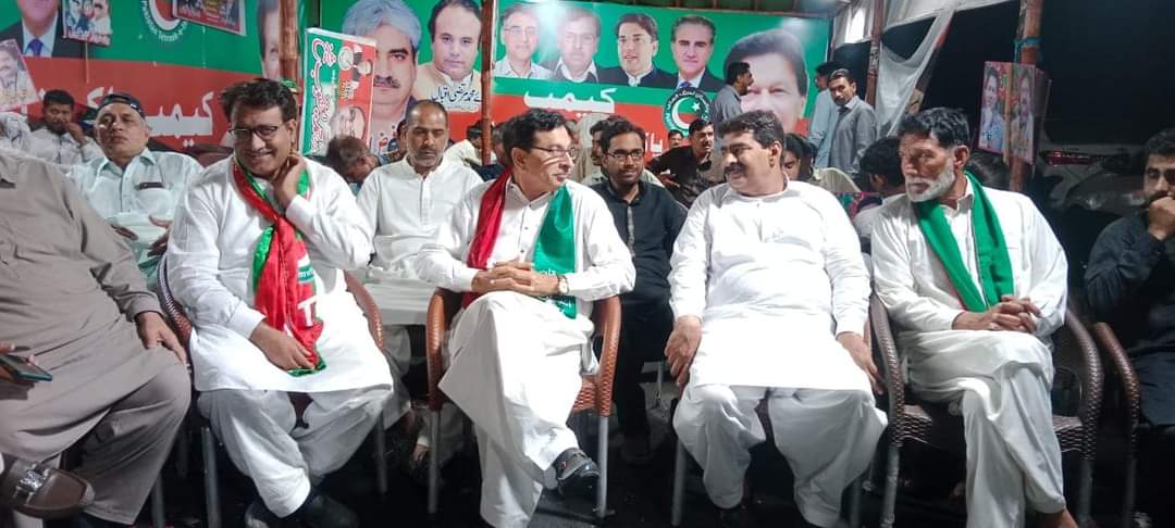 MaherMJaved's tweet photo. زمان پارک 
قائد ملت اسلامیہ جناب عمران خان صاحب سے اظھار یکجہتی کے لیئے اوکاڑہ سے پی ٹی آئی نامزد امیدوار مہر محمد جاوید PP183 اوکاڑہ کپتان کا سپاھی قائد کی سیکورٹی کے لیے اپنے قافلے کے ہمراہ زمان پارک موجود۔
@ImranKhanPTI @Asad_Umar @SMQureshiPTI @PTIofficial https://t.co/Tke3SYnaq8