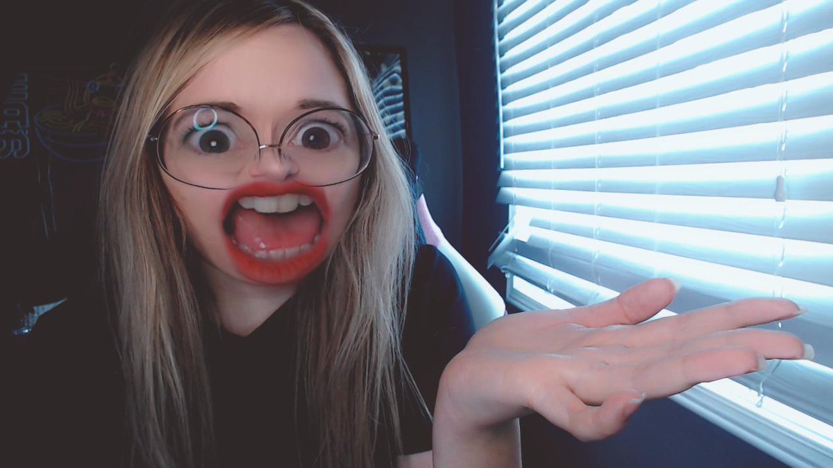 SnailFortnite's tweet photo. posing for thumbnails is easily the worst and most embarrassing part of being a YouTuber 0/ 10 don't recommend https://t.co/owcpmkudga