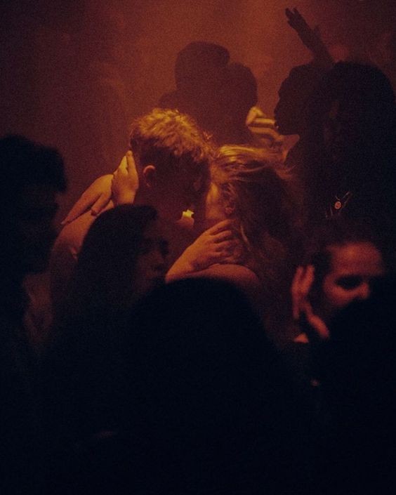 uprawiampole's tweet image. – Kochanie, błagam, przemyśl to jeszcze. Wiem, że ścigałaś się z Jackiem, ale to nie jest to samo. Tam był odpowiedni tor, a tu – wskazał teren przed nami, gdzie stało pełno ludzi – tutaj są zwykłe ulice. ☺️

#fastdriver 💥