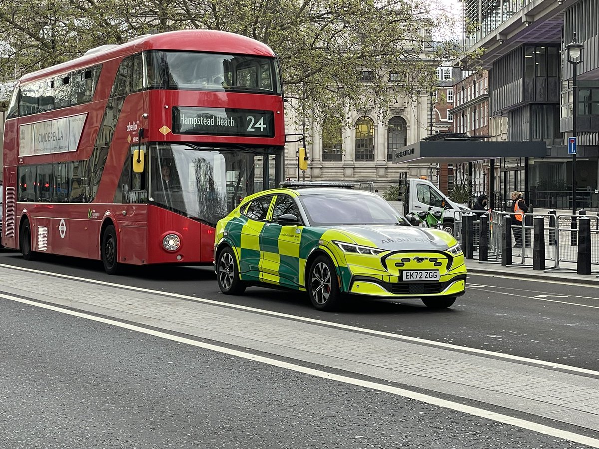 asb_gross's tweet photo. #Blaulichtfamilie besucht 😉 in #London #ASB #ASBBaWü https://t.co/IbAkRTDS1l