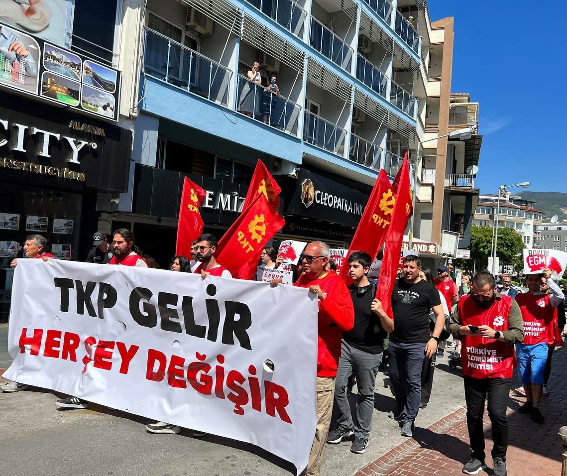 tkpninsesi's tweet photo. #Alanya'da #1MAYIS için buluştuk.

Gelecek güzel günler biz emekçilerin ellerinde...

#TKPGelirHerŞeyDeğişir https://t.co/kHSng6nd59