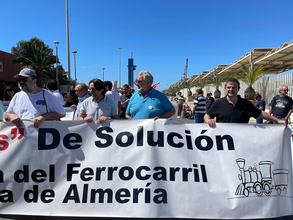 DAVIDBONILLO5's tweet photo. Hoy 1 de mayo de 2023, compañeros de @Almeria_Cs hemos participado en la manifestacion junto a la @MesaFerrocarril para luchar y buscar vias de solución a la nula⚠️ comunicación ferroviaria🚂 que sufre Almeria🏴󠁧󠁢󠁥󠁮󠁧󠁿 https://t.co/Y986drM4F2