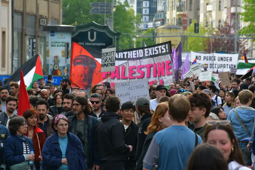 festivalesgt's tweet photo. #1deMayo 🔥✊📢 #1demayodiadeltrabajador 
Estamos en #Berlin #Alemania caminando junto a lxs miles de trabajadores y especialmente junto a lxs trabajadores de Abya Yala y el sur global que salen a manifestar en este "Día Internacional de lxs Trabajadores".
HILO 🧶🧵 https://t.co/hPJauQ0i48