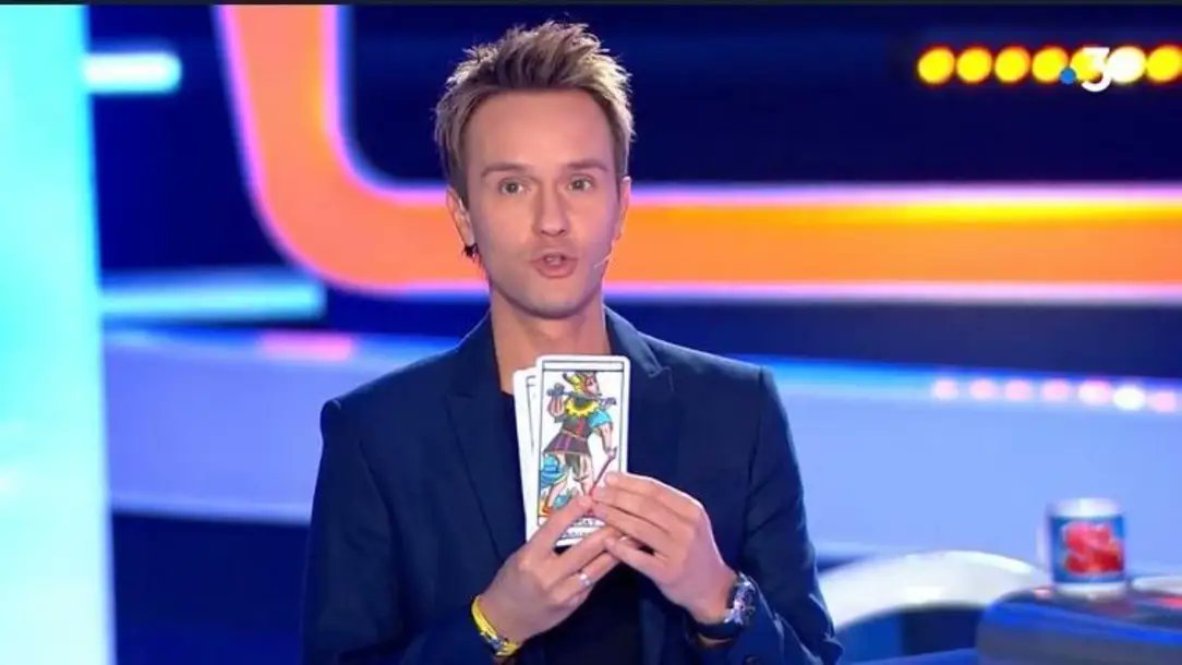 Cyril Féraud tenant entre ses mains les 78 cartes du Tarot Perino sur France 3, ce n'est peut-être pas de la magie : c'est Le Grand Slam avec Thomas Perino, à suivre en replay sur le site de la chaîne. #cyrilferaud #france3 #legrandslam @France3tv
