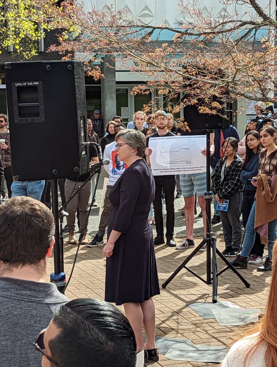 Great to hear from <a href="/LaurelSchafer/">Laurel Schafer</a>, member of the Bouchard report committee and FIRED UP for paying graduate students &amp; postdocs a liveable wage! #SupportOurScience