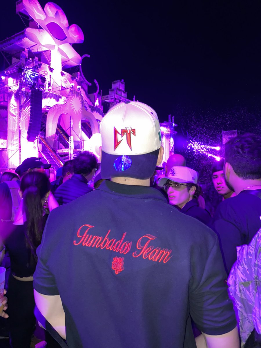 Migueel_Vel's tweet photo. Mi gorra me dejo meterme hasta los camerinos del nata, la seguridad pensó que era parte del crew y uno de sus trompetistas me jalo con ellos 😂🤝🏻 https://t.co/uFEVsvnkoy