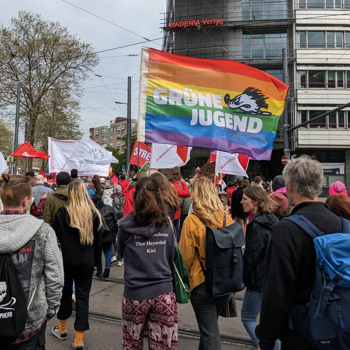 Weltweit und auch hier in #Karlsruhe gingen Menschen heute auf die Straßen, um den #TagderArbeit zu feiern. Aber feiern reicht nicht aus!

Wir müssen weiter kämpfen für faire Löhne, Gerechtigkeit und Umverteilung ✊📣.

#ersterMai #ungebrochensolidarisch #arbeit #arbeitskampf