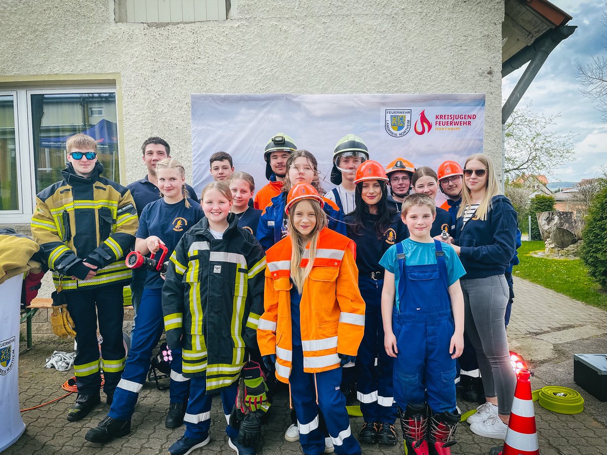 kfvnortheim's tweet photo. Starke Nachfrage: Unsere #Fotobox war beim #Aktionstag zum 1. Mai in Sebexen in der Gemeinde #Kalefeld der Renner. Viele Angebote für #Kinder ergänzten das Angebot. #Feuerwehr – in vielen Orten der Motor des Dorflebens. Da unterstützen wir gerne 🚒 https://t.co/PQSgbn0mFa