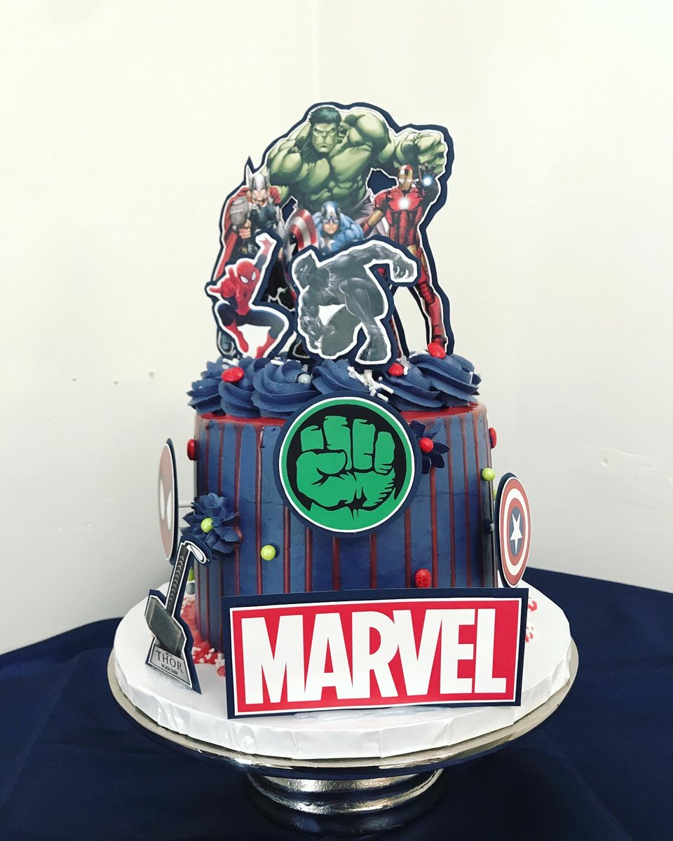 Captain America is my favorite character partly because it's played by @ChrisEvans 😉 #marvel #marvelcake #customcake #madeintoronto #birthdaycake #cakesforhim #torontocakes #mpiredesigns