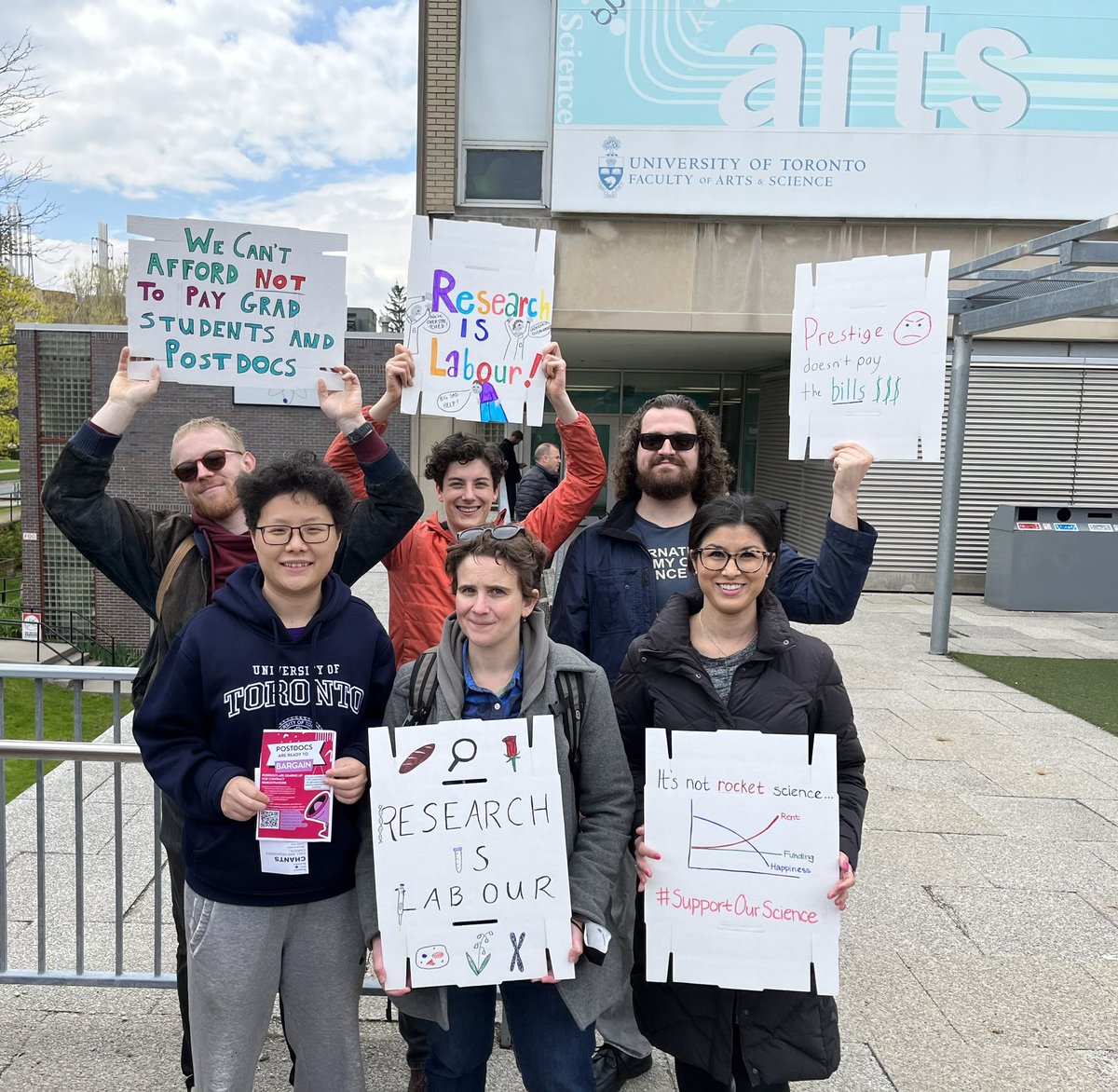 katjakasimatis's tweet photo. @eebtoronto postdocs out in force to advocate for a living wage #SaveOurScience https://t.co/4nxL5w38oo