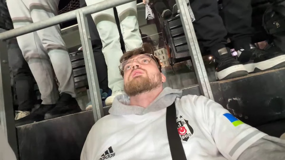 1 milyon 750 bin abonesi olan Alman YouTuber 'ViscaBarca', Beşiktaş-Galatasaray derbisine giderek 'Dünyanın en gürültülü stadyumu' başlıklı bir vlog hazırladı.

Maça yanında kulak tıkacı getiren ViscaBarca, yaşadığı tecrübeyi "Bu nedir ya! Dünyanın en gürültülü stadyumu.