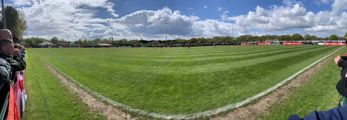 1,300 packed in @sholingfc in the sun ☀️🔴⚪️

What team and what a club 🙌🏼4 of my U18s getting first team debuts this year as been very special! Bring on next season 💪🏼

#uptheboatmen