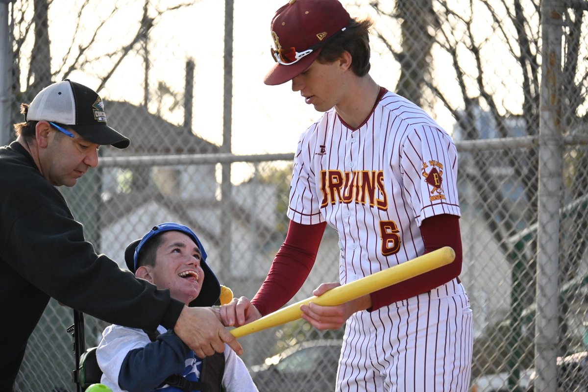 Our latest for the @LongBeachPost: This year's @LBWilsonBruins baseball team has been volunteering its time with Playmakers, an organization that helps kids and adults with special needs participate in sports. lbpost.com/news/wilson-ba…