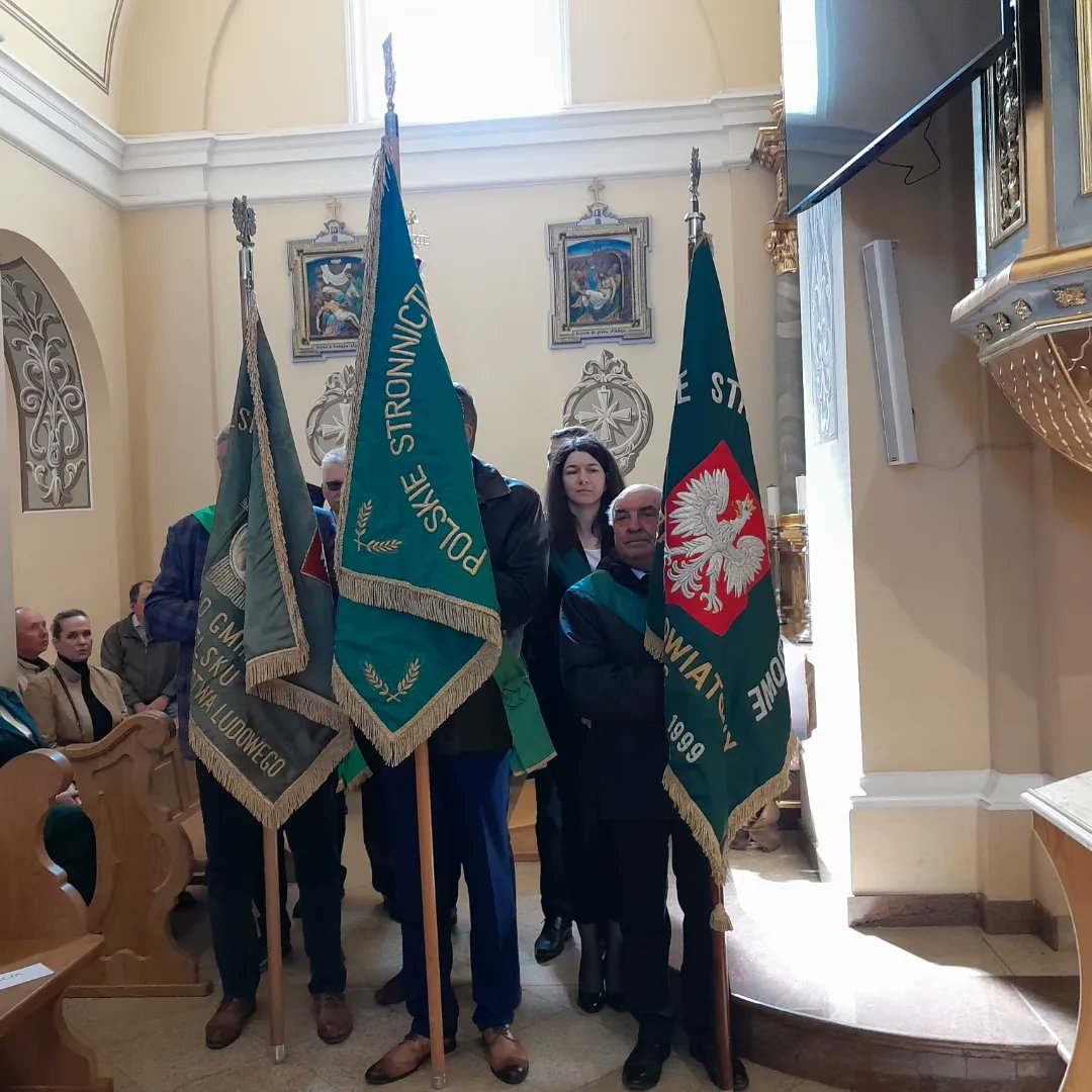 Maliszewski_mm's tweet photo. Zazieleniło 🍀🍀🍀 się dzisiaj w Błędowie od pocztów sztandarowych i symboli Ruchu Ludowego. Przepiękną uroczystość Święta Ludowego poprzedziła Msza Św. odpustowa w Kościele Św. Józefa w Błędowie. Następnie uczciliśmy naszych zmarłych działaczyPSL z terenu gminy oraz parafii. https://t.co/Y9YH6XkxzB