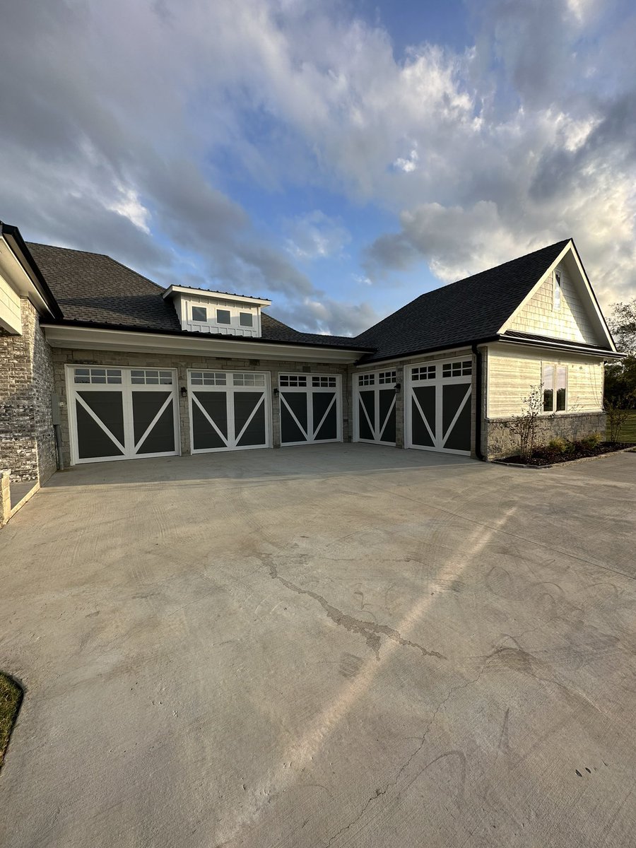 benwegmann's tweet photo. Brand new 6 bedroom living on 2 acres with a 5 car garage 🤝

Full property tour posted to my Instagram as a reel! 👀 IG: Benwegmann https://t.co/TzchhyDFau