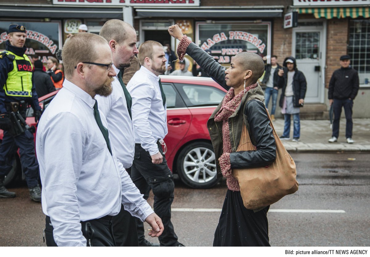 rosaluxstiftung's tweet photo. «Wenn die Nazis die Kontrolle über das Land übernehmen würden, würden sie mich und meine Familie rausschmeißen.»
1. Mai 2016 in Borlänge: Neonazis der «Nordischen Widerstandsbewegung» ziehen durch die Kleinstadt im Zentrum Schwedens. https://t.co/U8NSqVuDZm