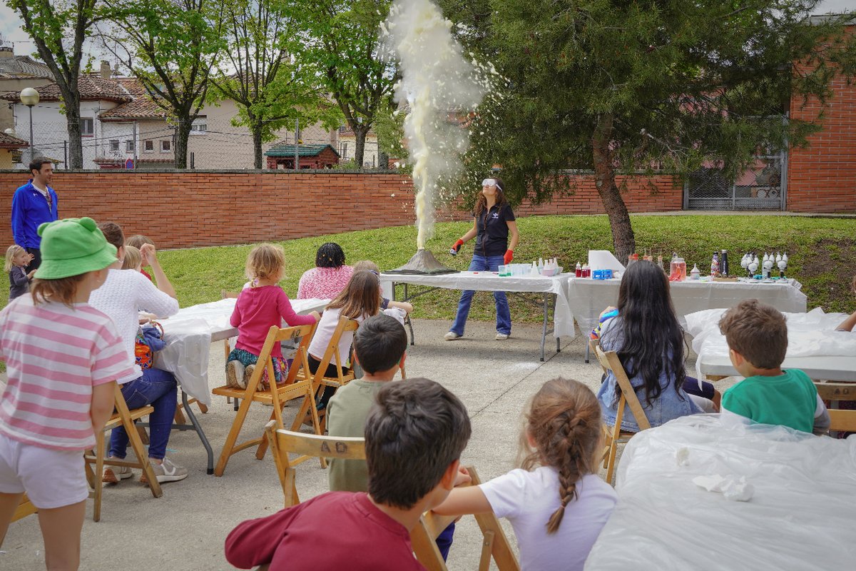 👩🏽🔬Petit resum del 1r taller 'Ciència als barris' a Sant Miquel!

🌋 Una jornada plena de jocs i experiments per descobrir els volcans amb una gran erupció final. 

👀 No us podeu perdre el proper, el 3 de juny al barri de Pequín

Més informació:
➡️ espaicrater.com