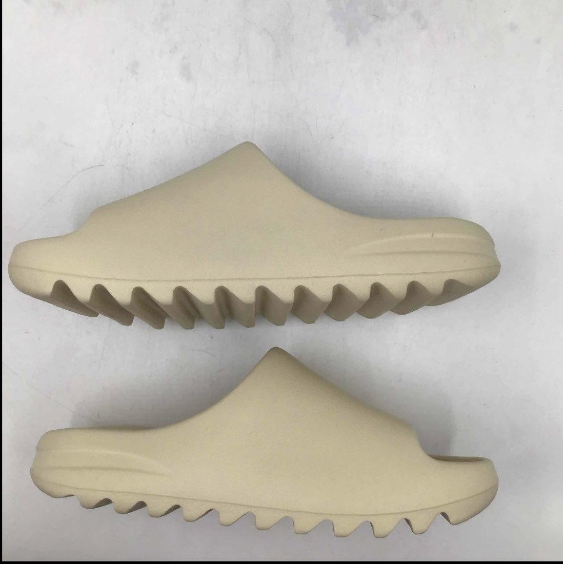 🚨👟🔥 Check out these Yeezy slides in "bone" size 11! 😍🙌 Perfect for chillin' and stylin' at the same time. 💯 Cop these now and step up your shoe game!
Link in bio!
 #YeezySlide #Sneakerheads #FootwearFashion #FreshKicks #LimitedEdition #SlayTheDay #LINKINBIO 🔗
