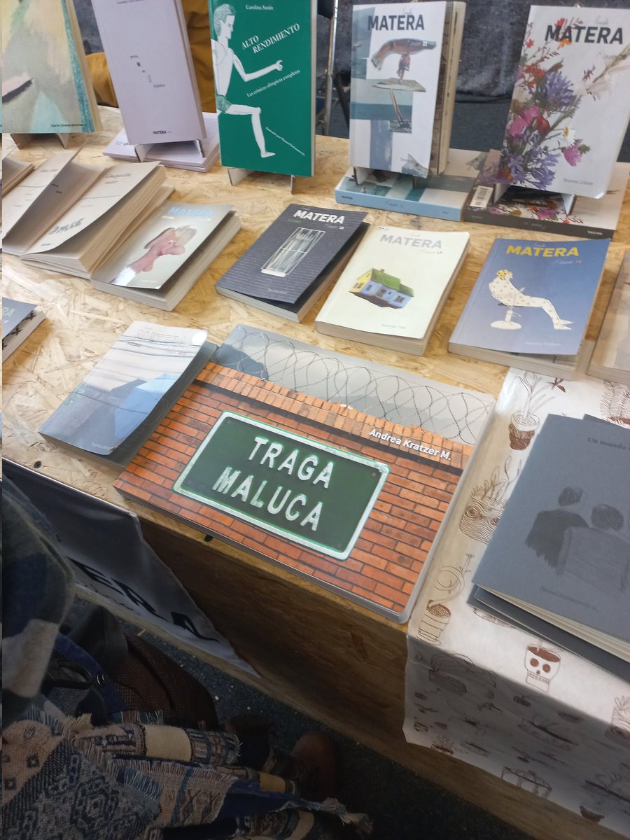 mkal121's tweet photo. Llegó al stand de Matera en la filbo el maravilloso y bogotanísimo libro de fotos de @kratzzzz. Pueden verlo y comprarlo en el pabellón 17, stand 1819-1821. https://t.co/uCUhk9Kb3F