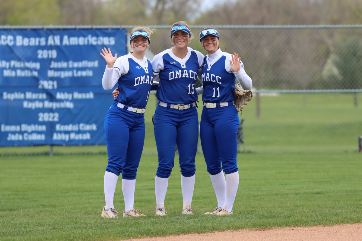 One last wave from the best of the best <a href="/DMACCsoftball/">DMACC Softball</a> outfielders to close out regular season. Now onto tournaments. 
Thank you for all the waves! It's been fun!  I'm cheering for you! 📷<a href="/amayasnyder1/">amaya snyder</a> <a href="/KendalClark1515/">Kendal Clark</a> <a href="/_kelseyyy16_/">Kelsey Palmer</a>