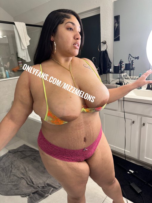 Obviously this top is too damn small 🤦🏻&zwj;♀️🤣  https://t.co/q01NyFBOcv https://t.co/OIQbGOMvq1