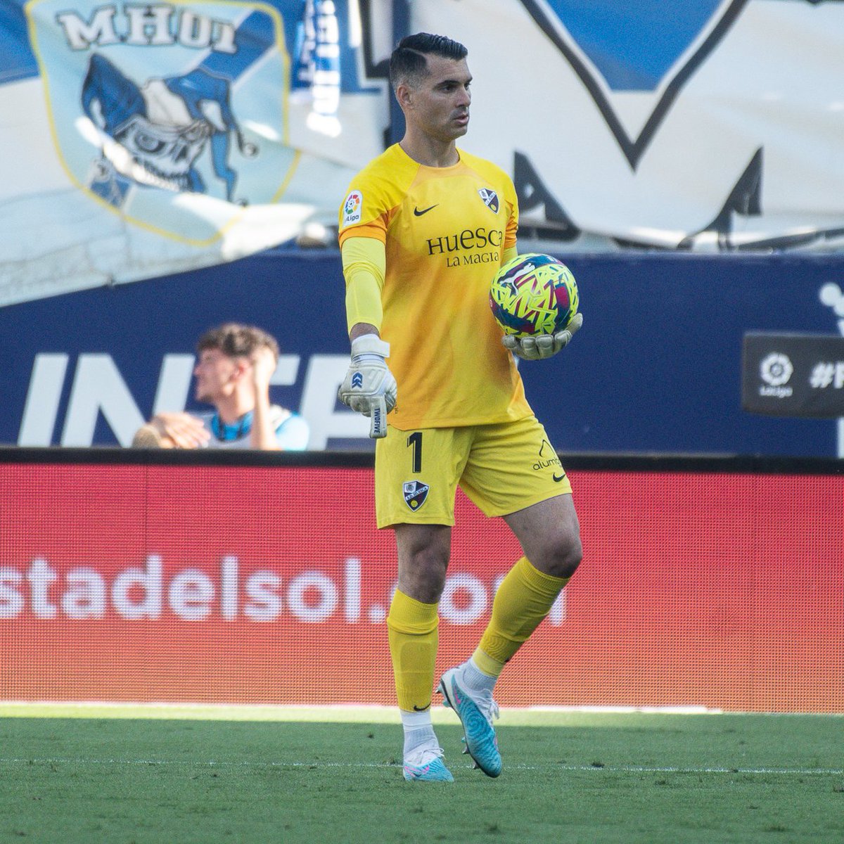 79' | ¡ANDREEEEEEEEEEEÉSSSSS! 
      
¡LO PARA! ¡LO PARA! ¡LO PARA! ¡LO PARA! ¡LO PARA!

¡LO PARA A RUBÉN CASTRO! ¡DESCOMUNAL!

0-0 | #MálagaHuesca🔵🔴