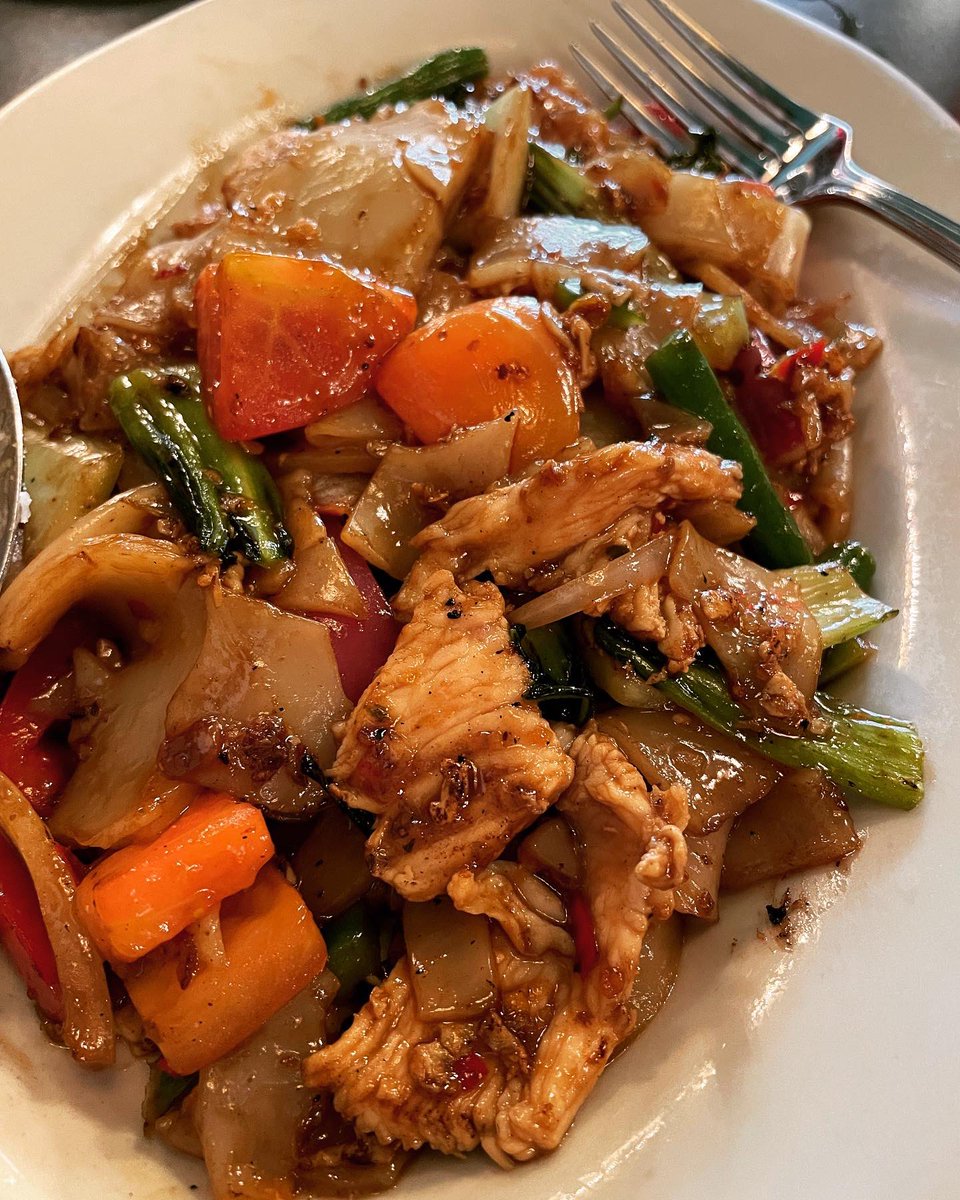 CFoodwaves's tweet photo. Drunken noodles, Thai curry, curry puffs, and Thai tea at Siam Square! 
#thai #food #indianapolis #indiana #eatlocal #supportlocal #communityfoodwaves https://t.co/ECyuWZYOhN