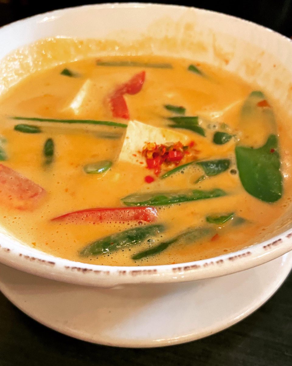CFoodwaves's tweet photo. Drunken noodles, Thai curry, curry puffs, and Thai tea at Siam Square! 
#thai #food #indianapolis #indiana #eatlocal #supportlocal #communityfoodwaves https://t.co/ECyuWZYOhN