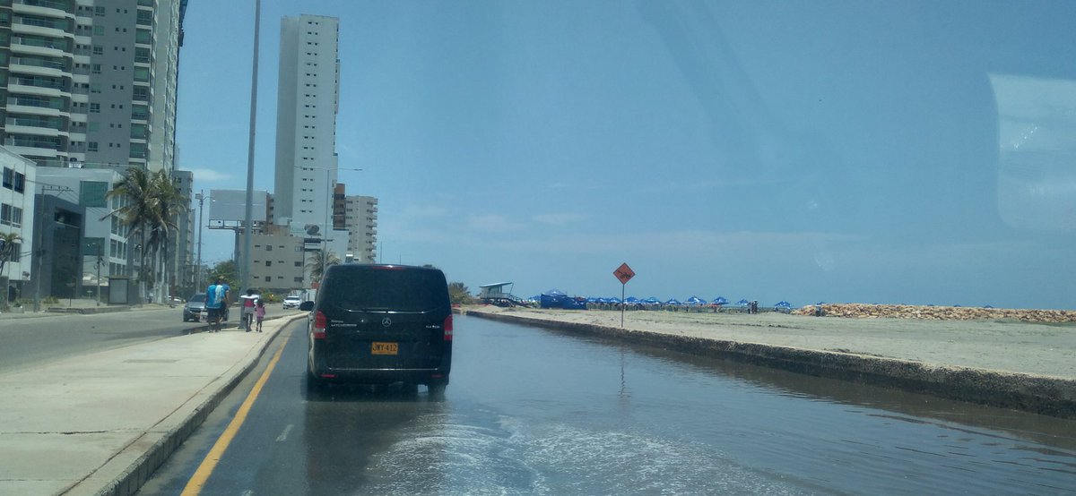 Ayer cayó un fuerte aguacero y hoy el agua continúa represada en la avenida Santander, el Cabrero. Si el proyecto de PT plantea la construcción de una escollera longitudinal, valdría la pena que los diseñadores tuvieran en cuenta esto para el barrio no se inunde. OJO