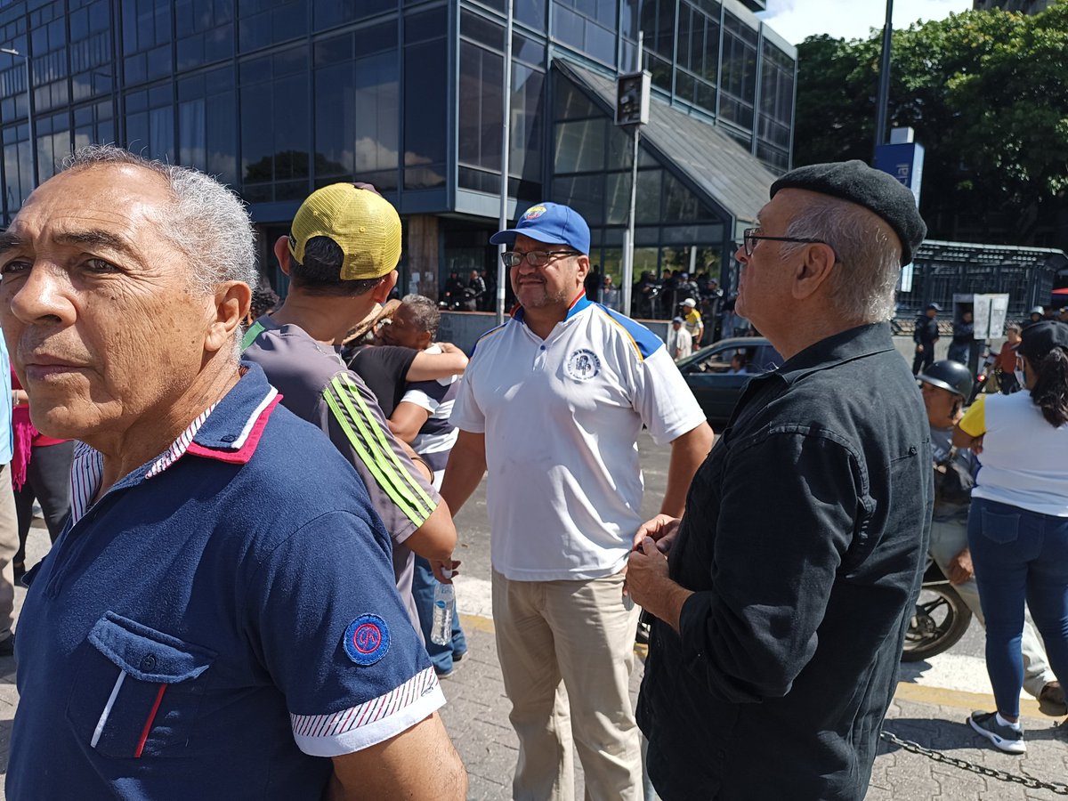 APUCV's tweet photo. La APUCV presente en la marcha del Día del Trabajador.

#UCV #01Mayo #Venezuela #SalariosDignosYa https://t.co/LKfrpsf4k1