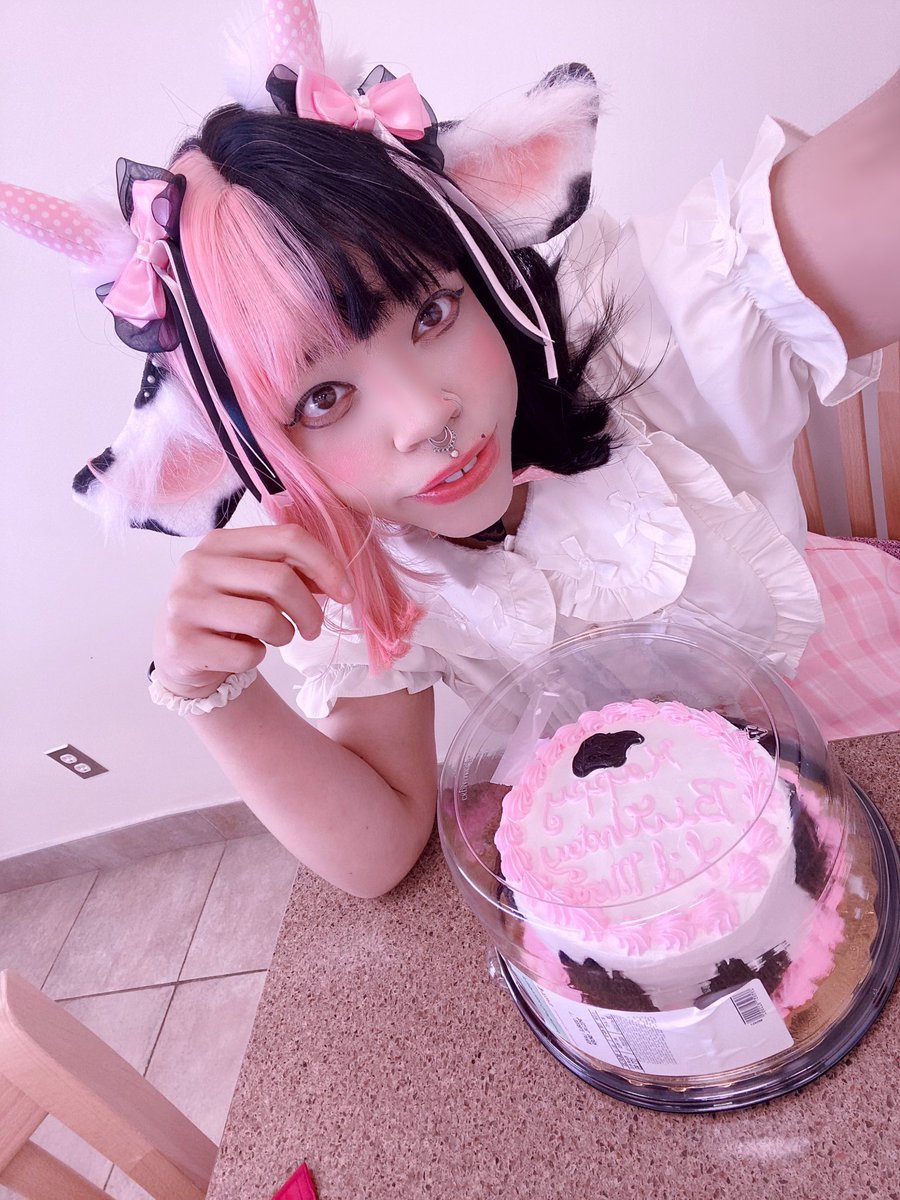 DecklynnM00's tweet photo. Moo 🤍💗🖤🤍💗🖤🤍 
#happybirthdaytome #happybirthday #birthday #littlemoo #cosplay #artist #halfnhalf #blackandpink #horns #kawaii #pastel #pastelgoth #littlemoo #femboy #pink #cows #cowcosplayer #cowcake #oc #anime https://t.co/gWg0k30vQm