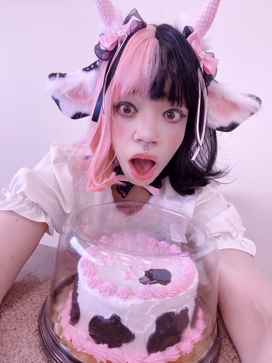 DecklynnM00's tweet photo. Moo 🤍💗🖤🤍💗🖤🤍 
#happybirthdaytome #happybirthday #birthday #littlemoo #cosplay #artist #halfnhalf #blackandpink #horns #kawaii #pastel #pastelgoth #littlemoo #femboy #pink #cows #cowcosplayer #cowcake #oc #anime https://t.co/gWg0k30vQm