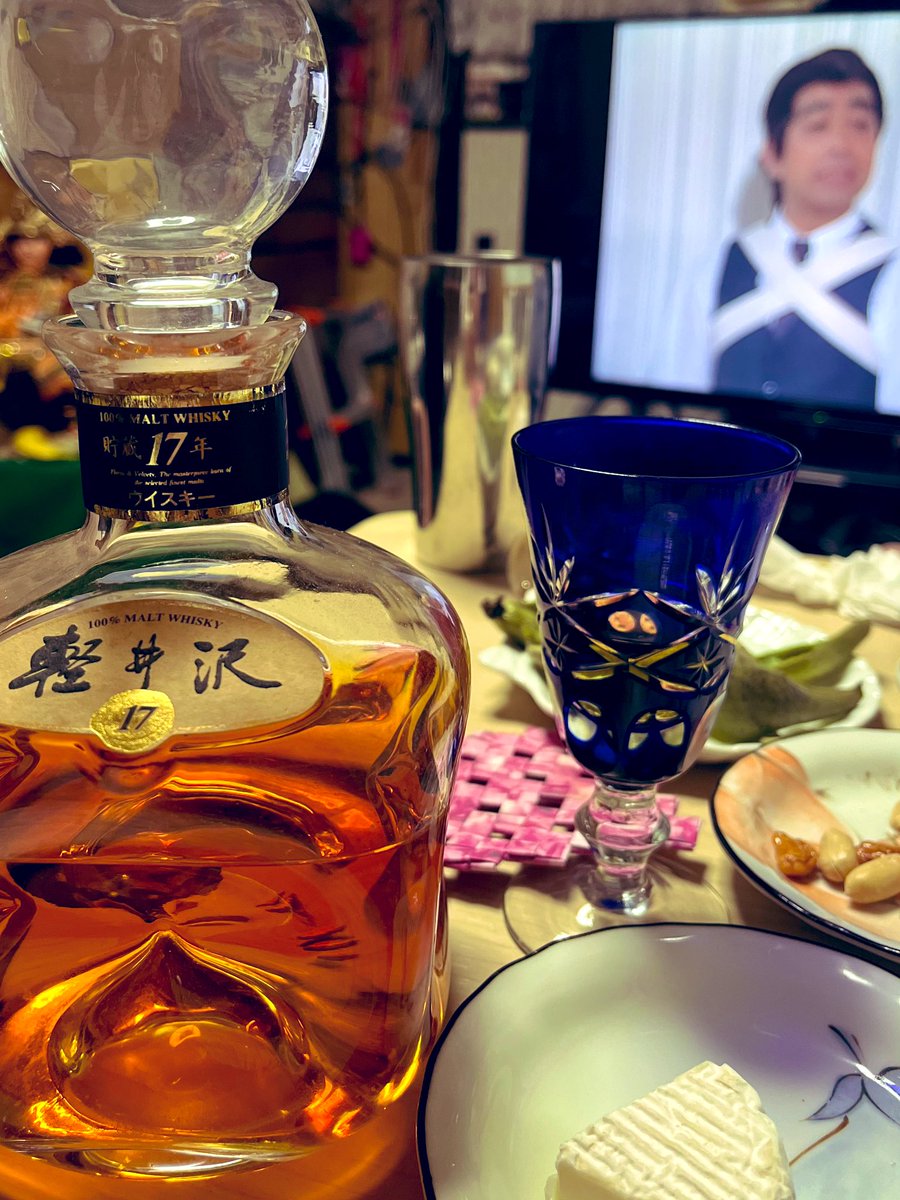 aimik13's tweet photo. 実家ごはん。

息子→再放送のドリフ始まる→帰りたくない…

あいみ→デザートにちょっとよいウイスキー出てくる🥃→帰りたくない！

#交渉成立🤝
#実家ごはん
#食後のデザート
#軽井沢ウイスキー
#ドリフ
#志村けん https://t.co/e1MjFy4PUH