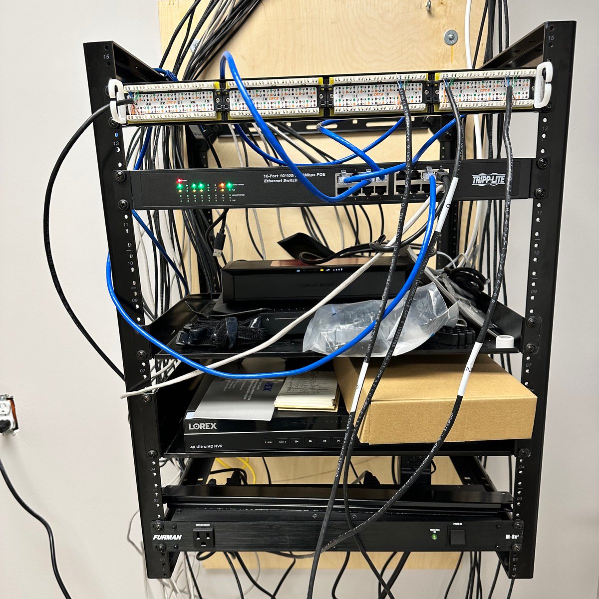 goodvkng's tweet photo. Finally finished!! Howโd we do?! ๐
#networking #network #networkrack #aruba #TrippLite #sanus #furman #lorexcameras #Comcast #Xfinity #trend #net #trendnet https://t.co/DCsk3s3nZD