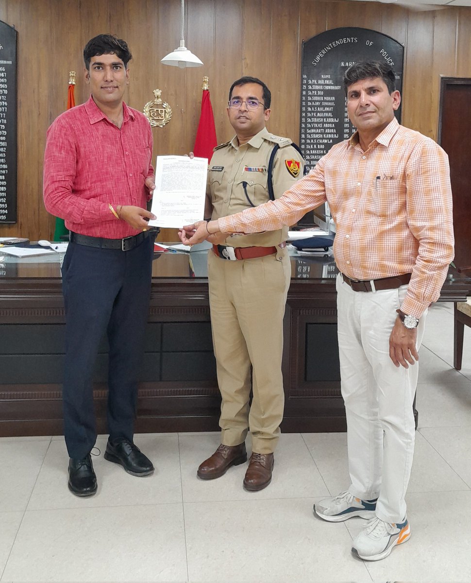 PoliceKarnal's tweet photo. #शहीद_डीएसपी #श्री_सुरेंद्र_सिंह_बिश्नोई के लड़के #सिद्धार्थ को #हरियाणा_पुलिस में #प्रोबेशनरी_सब_इंस्पेक्टर के पद पर भर्ती होने के लिए पुलिस अधीक्षक #श्री_शशांक_कुमार_सावन ने जिला #करनाल का दिया #नियुक्ति_पत्र। 

@police_haryana @igkarnal @shashanksawan @anilvijminister @cmohry https://t.co/axVABCChrd