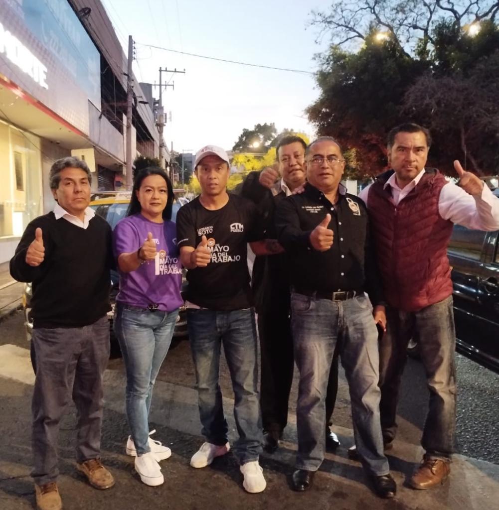Trabajadores de la <a href="/CTMPuebla/">CTM_FTPuebla</a>
Listos para iniciar la marcha por el #DiaDelTrabajo

"Productividad no significa trabajar más, sino trabajar mejor" jornadas laborales de 40 horas con pago de 48 horas.

<a href="/leobardosoto/">Leobardo Soto</a>
<a href="/CarlosAceves_/">Carlos Aceves del Olmo</a>
<a href="/SergioSalomonC/">Sergio Salomón</a>
<a href="/juliomiguelhg/">Julio Huerta</a>