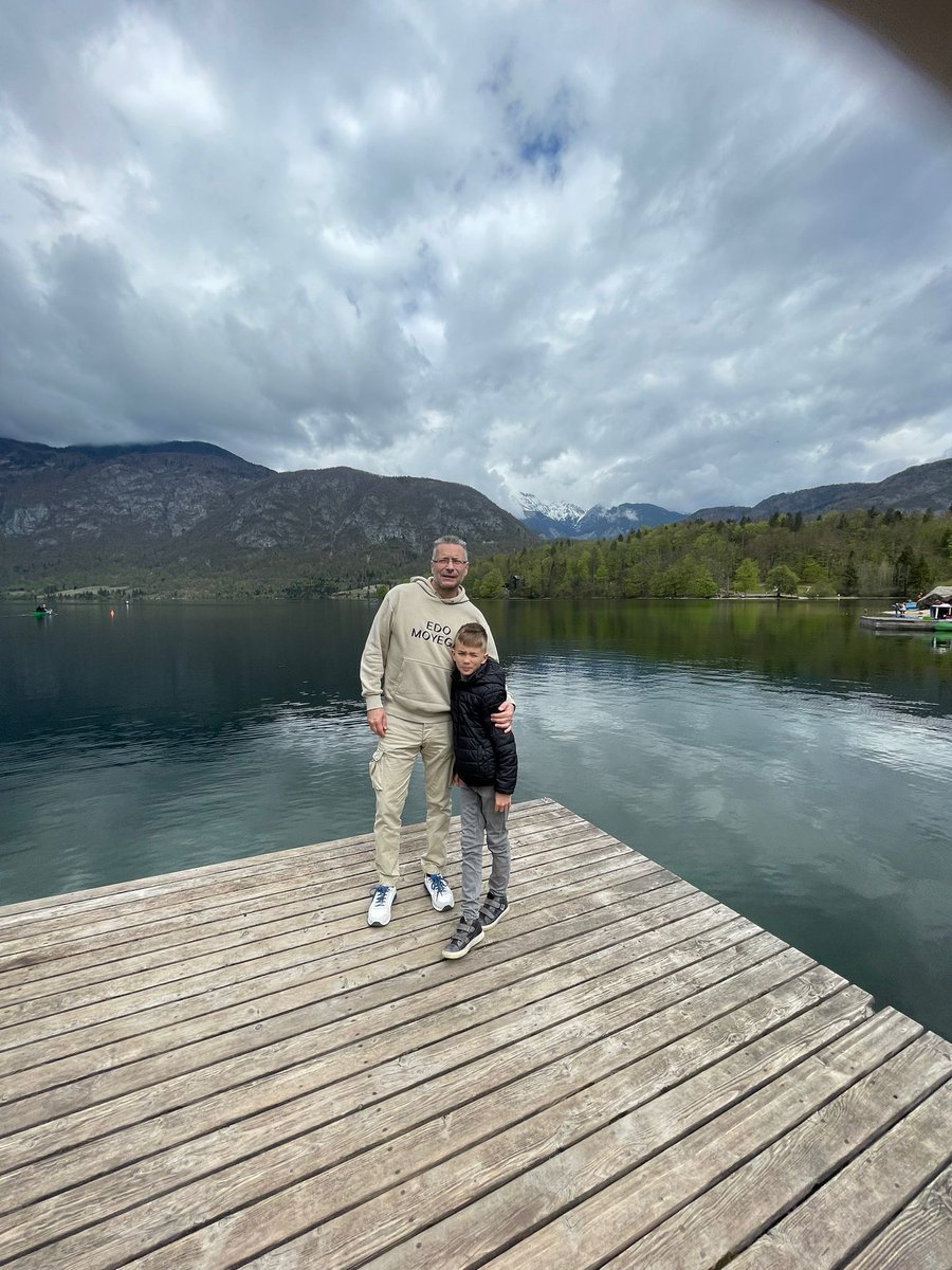 Nas dvojica ne možemo da verujemo da nismo videli nijednu gumu ili šporet u jezeru.
Ili su Slovenci očistili sve pre nego smo mi došli ili nisu normalni.
Pa gde bacaju otpad, majku mu???