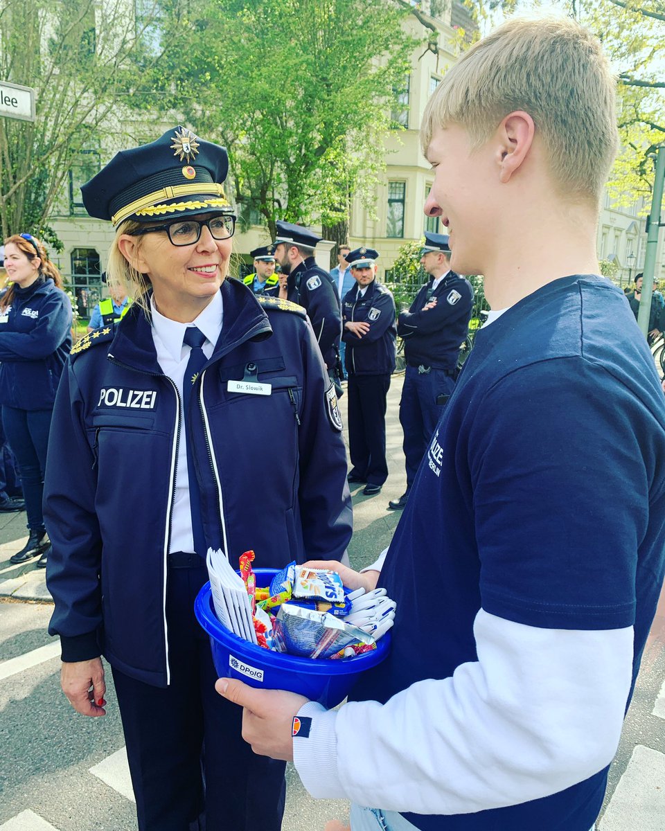 DPolGBerlin's tweet photo. Natürlich ist auch #Berlins Polizeipräsidentin Dr. Barbara Slowik vor Ort in #Grunewald - und nimmt sich Zeit für Gespräche mit den Einsatzkräften der @polizeiberlin und Unterstützungskräften sowie dem #DPolG-Team.
#anderbasis #Danke https://t.co/nSV3opOSOE
