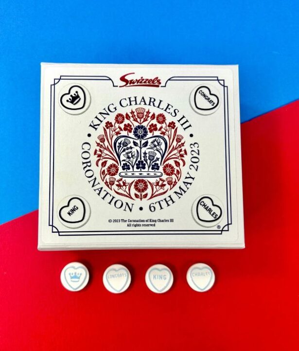 INTOUCH_RUGBY's tweet photo. Swizzels’, Limited Edition Kings Coronation Gift Box! An ideal surprise gift during a celebratory street party! ... @SwizzelsMatlow  ... now live @ https://t.co/mfuNWdJEhw ! #swizzels #matlow #coronation #treats #ad #street #party https://t.co/FAGUMDUYRd