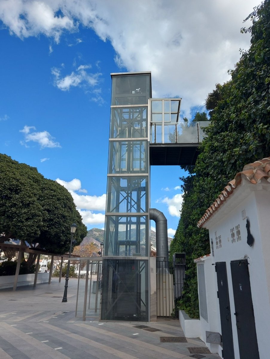 Javiegea96's tweet photo. @AytoMijas @PSOEMIJAS @joselemijas #generalelevadores 
Ni para las elecciones arreglais el ascensor de la Plaza Virgen de la Peña - Avenida del Compás, en Mijas. Usarlo siempre ha sido una lotería pero es que ya lleva desde febrero ininterrumpidamente averiado. Vergonzoso. https://t.co/KZlT7SBe6d