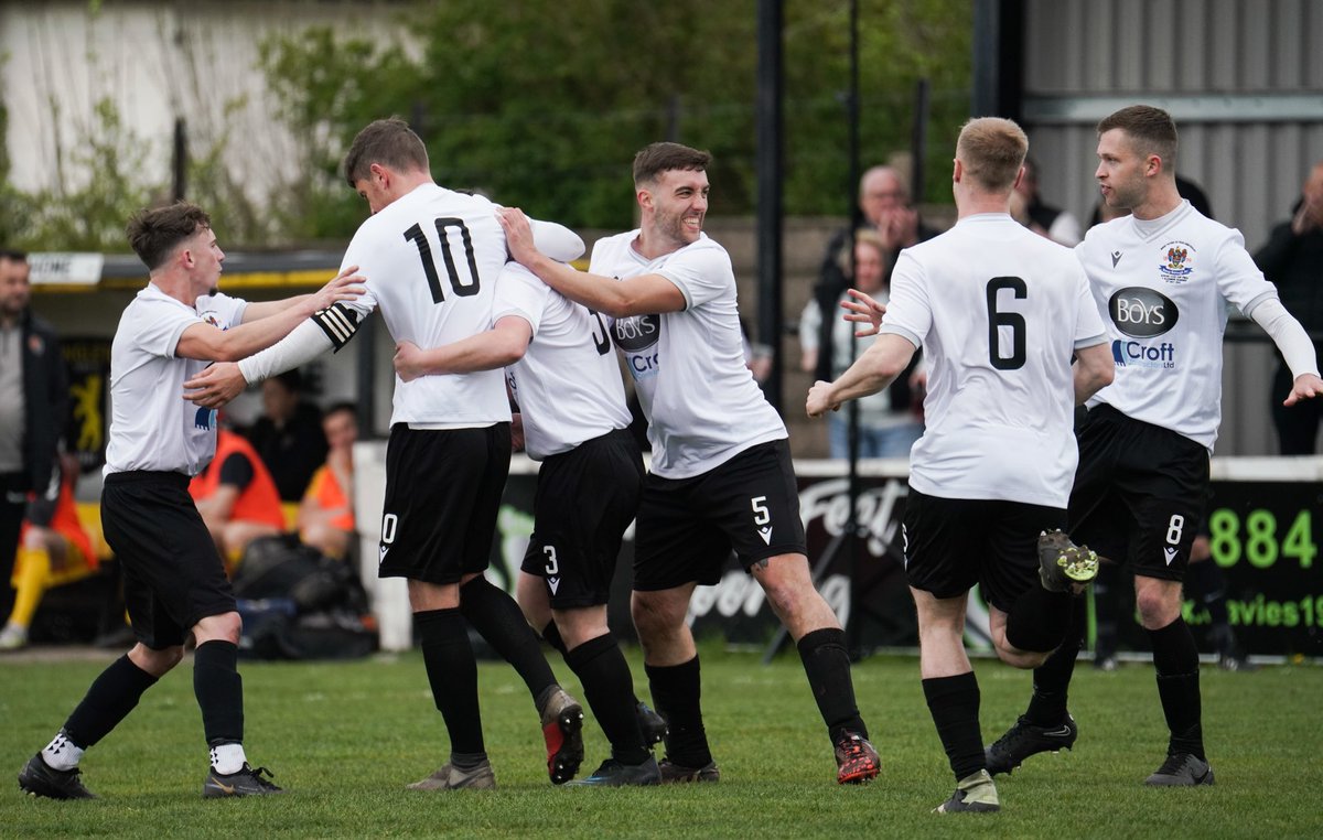 BacupBoro's tweet photo. FT: @BacupBoro 2-0 @EllesRangers_FC 

BORO HAVE DONE IT! THE EDWARD CASE CUP CHAMPIONS! 🏆

GET INNNNNNN!! 

#UpTheBoro https://t.co/48yE2ZT6f4