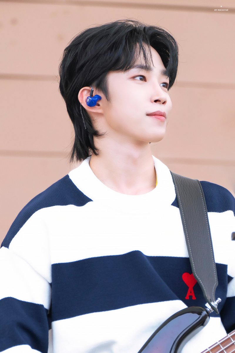 MYROCKSTAR_0409's tweet photo. 230311 버스킹

#엔플라잉 #서동성 https://t.co/YJyzhzfppN