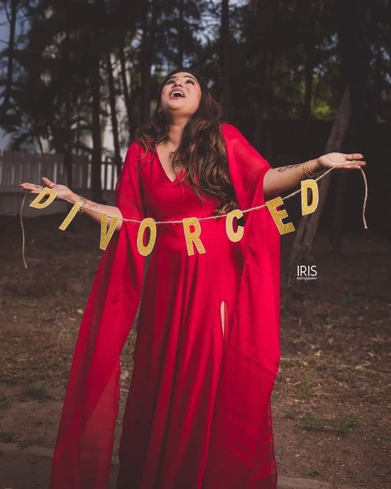 imrowdy_rathore's tweet photo. यहां फोटोग्राफर ने आपदा में अवसर ढूंढ लिया..
*Divorce photoshoot* https://t.co/SXh8bMJc2t