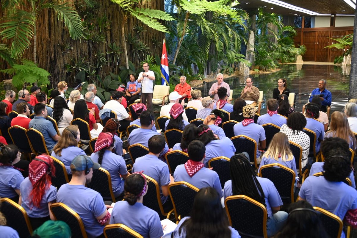 🇨🇺🤝🇺🇸| #AHORA en el Palacio de la Revolución, el presidente <a href="/DiazCanelB/">Miguel Díaz-Canel Bermúdez</a> recibe a cerca de 300 amigos de #Cuba, provenientes de los Estados Unidos y que acompañan la lucha de la Isla contra el #Bloqueo.