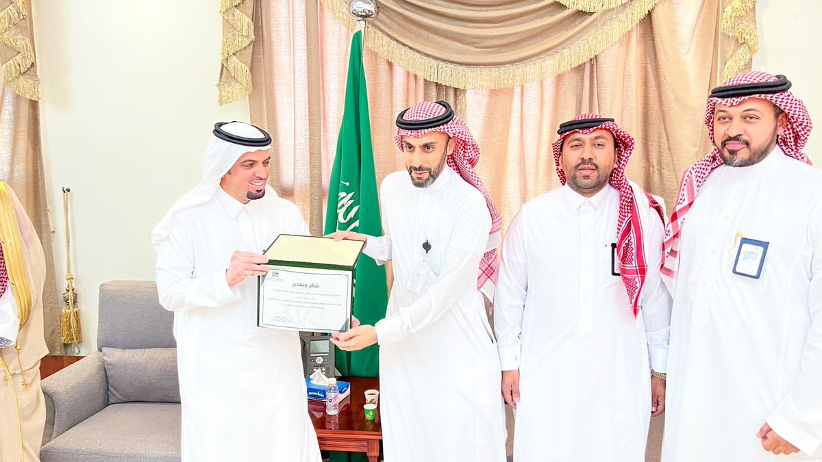 obiid2015's tweet photo. سعادة الرئيس التنفيذي لتجمع الرياض الصحي الثالث يتفقد ميدانياً الخدمات الصحية بعفيف ..
ويلتقي بمحافظ #عفيف ويناقش المواضيع ذات الأهتمام.
@_afifgh 
@SaudiMOH https://t.co/LFJUQlnK5O
