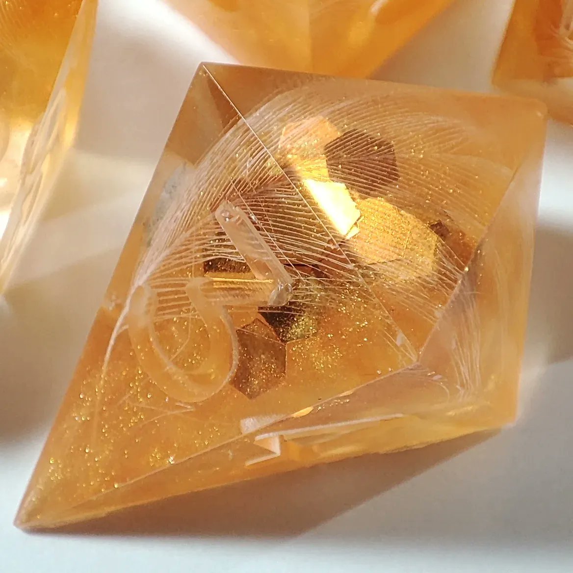aconite_dice's tweet photo. This set was inspired by the myth of Icarus โ๏ธ (and Hozier's song Sunlight)
.
.
.
#sundice #icarus #greekmythology #feathers #feathersdice #diceset #dnddiceset #goldendice #hozier #sunlight #diceartist #diceart #handmadedice #handmade #resindice #resindiceset https://t.co/K7FcVN30GX