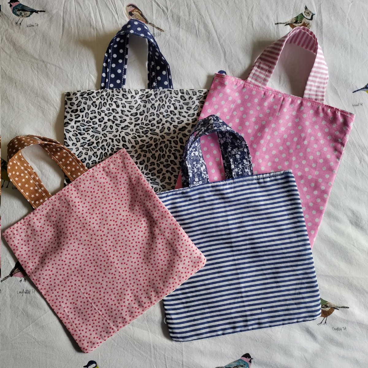 BookMinxSJV's tweet photo. A little light #booktote gift bag sewing on a Bank Holiday is my new jam. https://t.co/3n8CLg8gz2