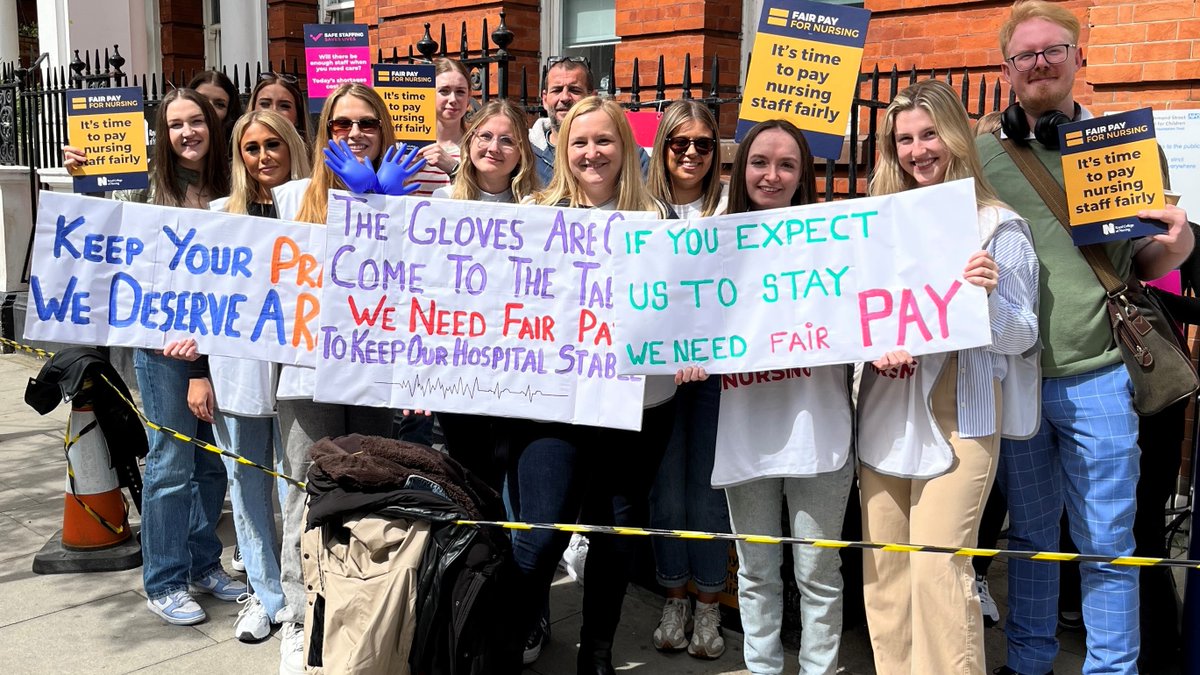 theRCN's tweet photo. Our members know their worth. They made it clear that the offer on the table was neither fair nor reasonable and today they are back on picket lines to fight for what they deserve, to protect their patients and to safeguard the NHS. #RCNStrike https://t.co/Uzb7ywroEV