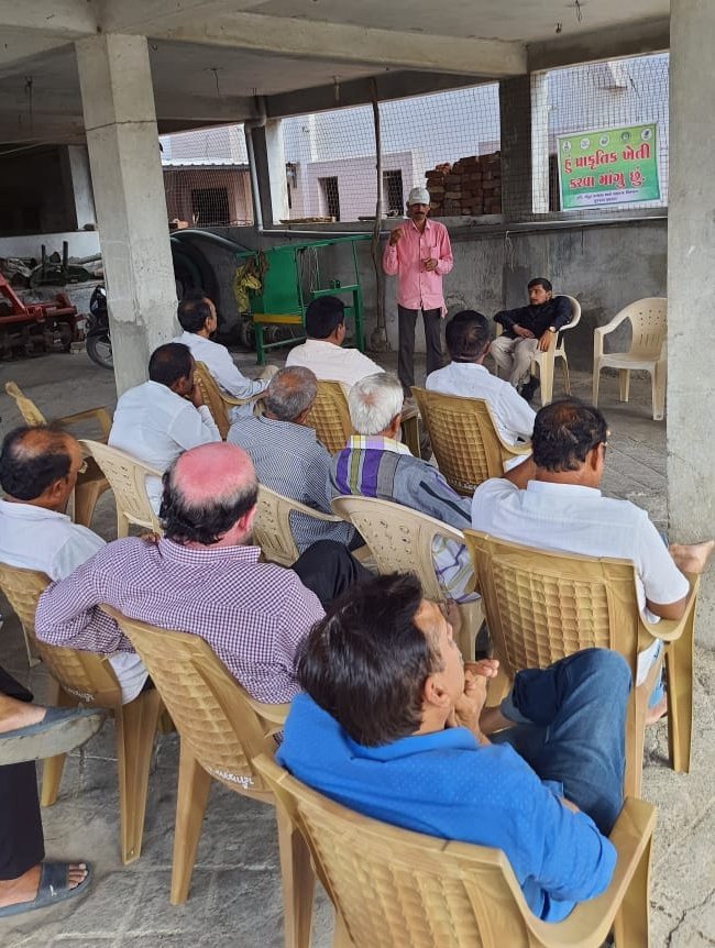 jayant_navapara's tweet photo. આજ રોજ સુરત જીલ્લાના ઓલપાડ તાલુકાના એરથાન ગામે પ્રાકૃતિક ખેતી માટેની તાલીમ કરીને પ્રાકૃતિક ખેતી અંગે ખેડૂતો ને માર્ગદર્શન આપ્યું.
@GujAgriDept @gsmandal_surat @CMOGuj @Guj_Gramsevak @PMOIndia https://t.co/nn0JvIiAzo