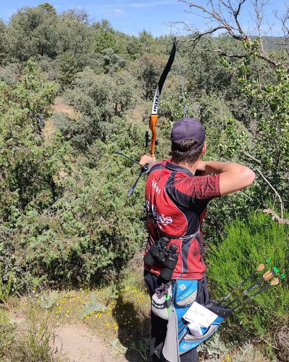 Arcosoto2's tweet photo. Carolina e Íker han estado, en la tercera jornada de la liga interna de Campo de Arqueros de Madrid disfrutando de las flechas, del bocata y sobre todo de la bebida fresquita al finalizar el recorrido. #ayuntamientosotodelreal #sotodelreal @deportesotodelreal #fmtaarchery #rfeta https://t.co/GFesJx9EoS
